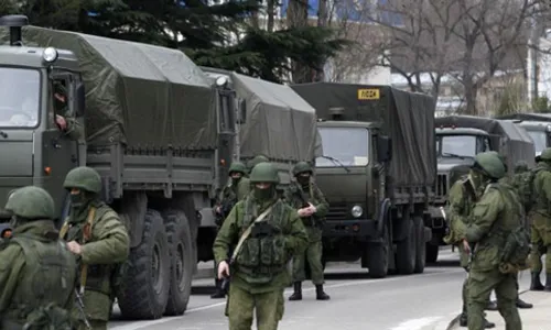 Yanukovych xin Nga điều quân tới Ukraine ảnh 1 Các tay súng đứng gần các xe quân sự của Nga ở một đồn biên phòng Ukraine tại thị trấnBalaclava, Crimea hôm 1/3. Ảnh: Reuters