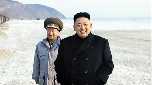 Ông Choe Ryong-hae (phía sau) tháp tùng nhà lãnh đạo Triều Tiên Kim Jong-tại một sự kiện được cho là diễn ra sau ngày 23-2. Ảnh: Chosun Ilbo