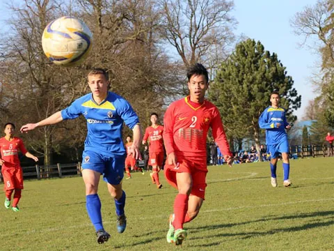 Văn Sơn cùng các đồng đội chơi bóng rất mạnh mẽ và không e ngại những tình huống đá rát của đối thủ. an1-8669-1394505331.jpg