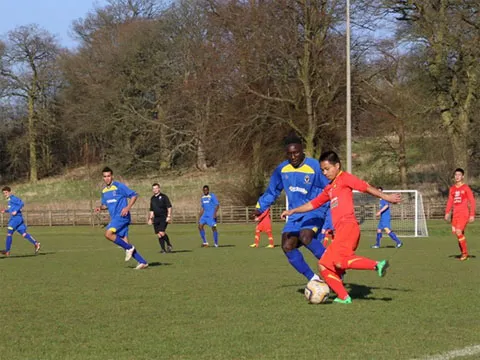 U19 Việt Nam vẫn bình tĩnh triển khai lối chơi bóng ngắn, kỹ thuật và nhanh để phát huy tối đa ưu thế. Cách chơi này giúp U19 Việt Nam chơi lấn lướt trong nhiều khoảng thời gian và tạo ra rất nhiều cơ hội ghi bàn. an10-3622-1394505331.jpg