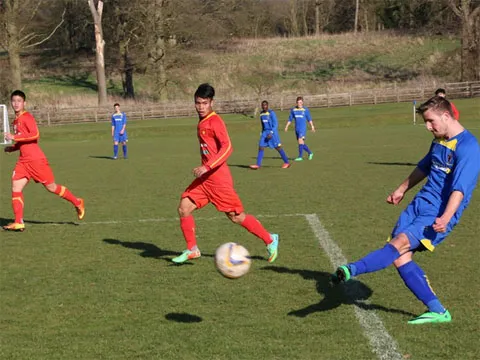 Đối thủ tận dụng tối đa những đường tạt bóng bổng từ hai biên. an11-8338-1394505329.jpg