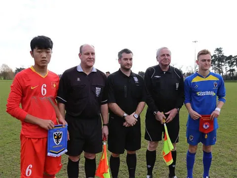 Thủ quân Xuân Trường chụp ảnh lưu niệm cùng tổ trọng tài và đội trưởng U19 Wimbledon. an13-4761-1394505328.jpg