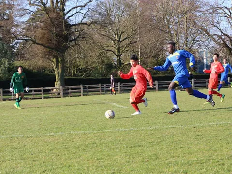 Trung vệ Đông Triều gặp nhiều khó khăn trước tiền đạo U19 Wimbledon vừa khỏe vừa cao hơn cả cái đầu. an4-4183-1394505329.jpg