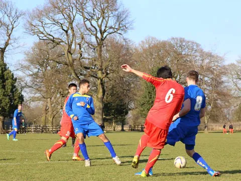 U19 Wimbledon nhập cuộc bằng lối đá rắn, áp sát, tranh chấp cận chân khiến các cầu thủ U19 Việt Nam gặp khó khăn trong các pha triển khai bóng. Đối thủ chơi phòng ngự chặt ở sân nhà, sẵn sàng phạm lỗi khi cầu thủ Việt Nam cầm bóng. an6-7577-1394505328.jpg