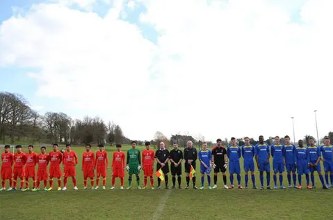 Thời tiết đẹp chiều 10/3 giúp cầu thủ hai đội có điều kiện ký tưởng để thi thố tài năng. Trong đội U19 Wimbledon có nhiều cầu thủ cao đến 1m85 nên tương quan có vẻ khá chênh lệch. an8-7451-1394505328.jpg