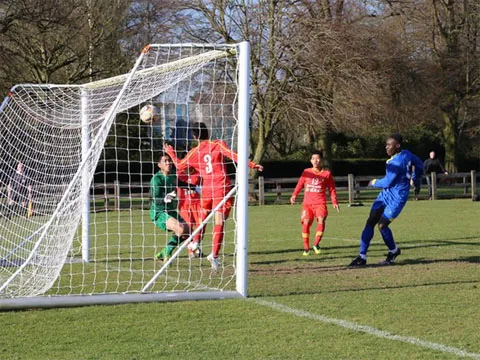 Tiền đạo phía trong rất nhạy cảm trong các pha chọn vị trí để đánh đầu. an9-8941-1394505331.jpg