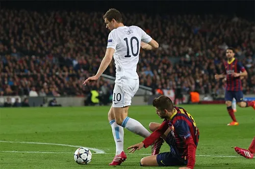 Trọng tài sai nhưng cầu thủ Man City cũng không đúng ảnh 2 dzeko-4385-1394684239.jpg