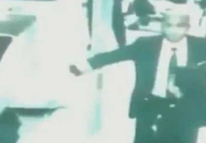 Tiết lộ hình ảnh phi công chuyến bay MH370 trước khi bay ảnh 1