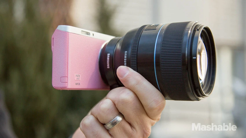 Có thể gắn ống kính NX khác vào NX Mini thông qua adapter song nhìn khá kỳ cục.