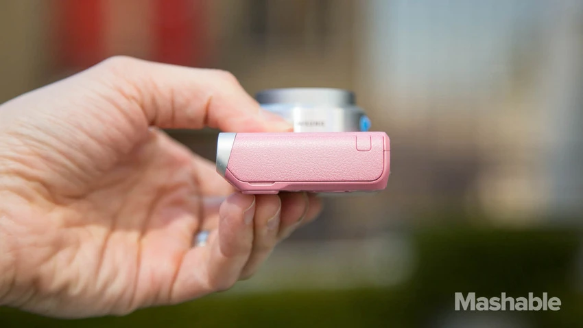 Cạnh phải là nơi chứa pin, thẻ nhớ và các cổng kết nối.