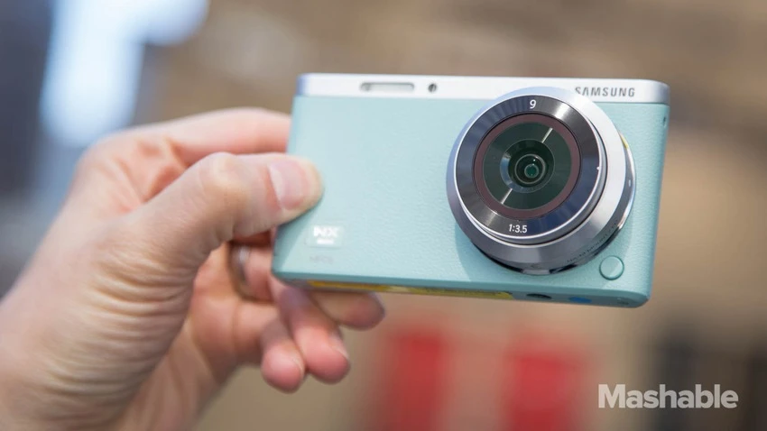 Thiết kế cổ điển với chất liệu giả da bọc ngoài. Trong 5 màu, có lẽ xanh bạc hà là hấp dẫn nhất.