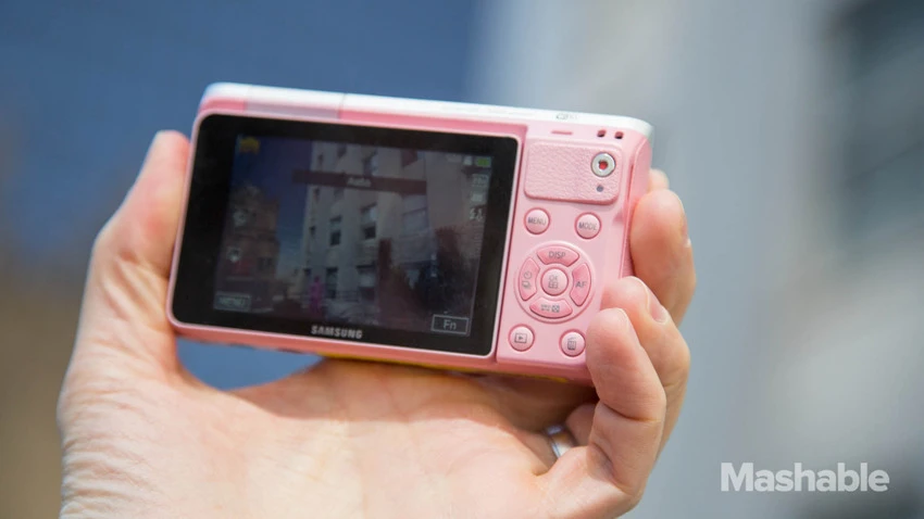 Phím điều khiển trên NX Mini giống với máy ảnh du lịch hơn là máy ảnh chuyên nghiệp