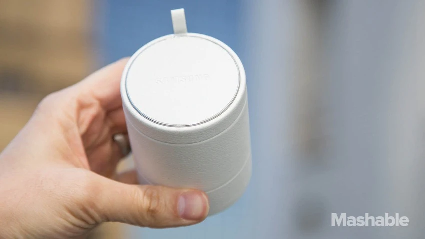 Hộp đựng ống kính đi kèm NX Mini.