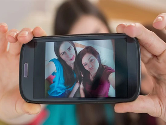 Chụp ảnh "tự sướng" là sở thích của nhiều người dùng smartphone. Ảnh: Internet Chụp ảnh "tự sướng" là sở thích của nhiều người dùng smartphone. Ảnh: Internet