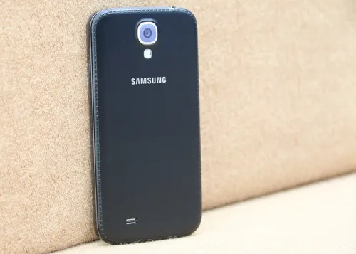 S4 màu đen với mặt lưng vân da.
