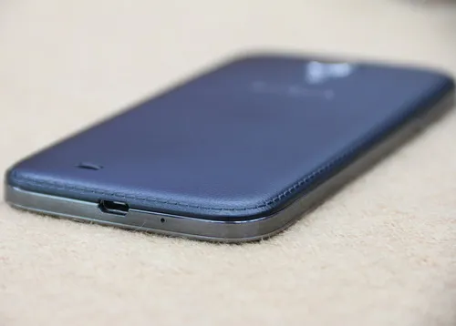 Viền bao quanh máy cũng được làm tối hơn, dù vẫn là nhựa với lớp sơn kiểu kim loại xước.