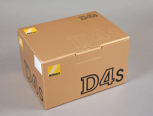 Hộp đựng với thiết kế và màu sắc quen thuộc của Nikon. DSC-0002.jpg