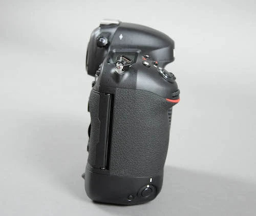 Bên phải máy với khe cắm thẻ. DSC-0013.jpg