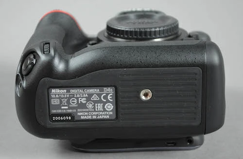 Phần đế máy với nút chụp khác tiện cho chế độ chụp dọc. DSC-0015.jpg