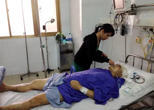 4 nạn nhân trong vụ hỗn chiến phải nhập viện, trong có có 2 anh em ruột, một người vẫn đang nguy kịch và phải thở máy.Ảnh: Báo Quảng Ninh