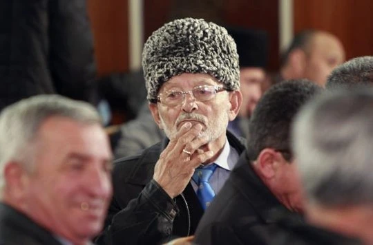 Một đại biểu tham dự hội nghị của&nbsp;Cộng đồng người Tatars. Ảnh: Reuters
