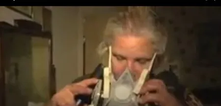 Mùi hôi thối nồng nặc khiến nhân viên bảo vệ động vật phải đeo máy thở