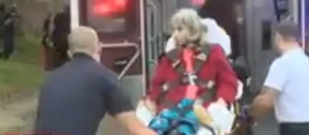 Một trong hai người phụ nữ này phải nhập viện