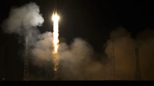 Nga đưa 3 phi hành gia, 2 người Nga và 1 người Mỹ, lên ISS hôm 26-3. Ảnh: NASA