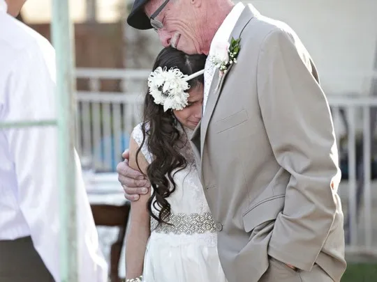  Người cha sắp chết dắt tay con gái trong đám cưới giả ảnh 3
