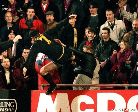 Hậu vệ lao đến đòi tẩn CĐV, kungfu của Cantona suýt được tái hiện ảnh 3