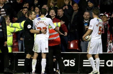 Hậu vệ lao đến đòi tẩn CĐV, kungfu của Cantona suýt được tái hiện ảnh 1