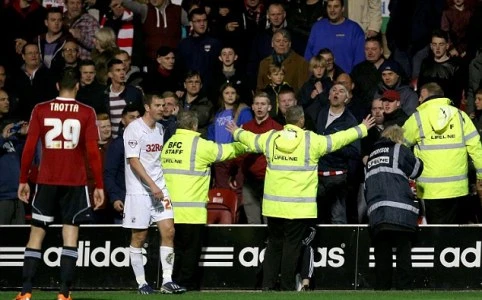 Hậu vệ lao đến đòi tẩn CĐV, kungfu của Cantona suýt được tái hiện ảnh 2