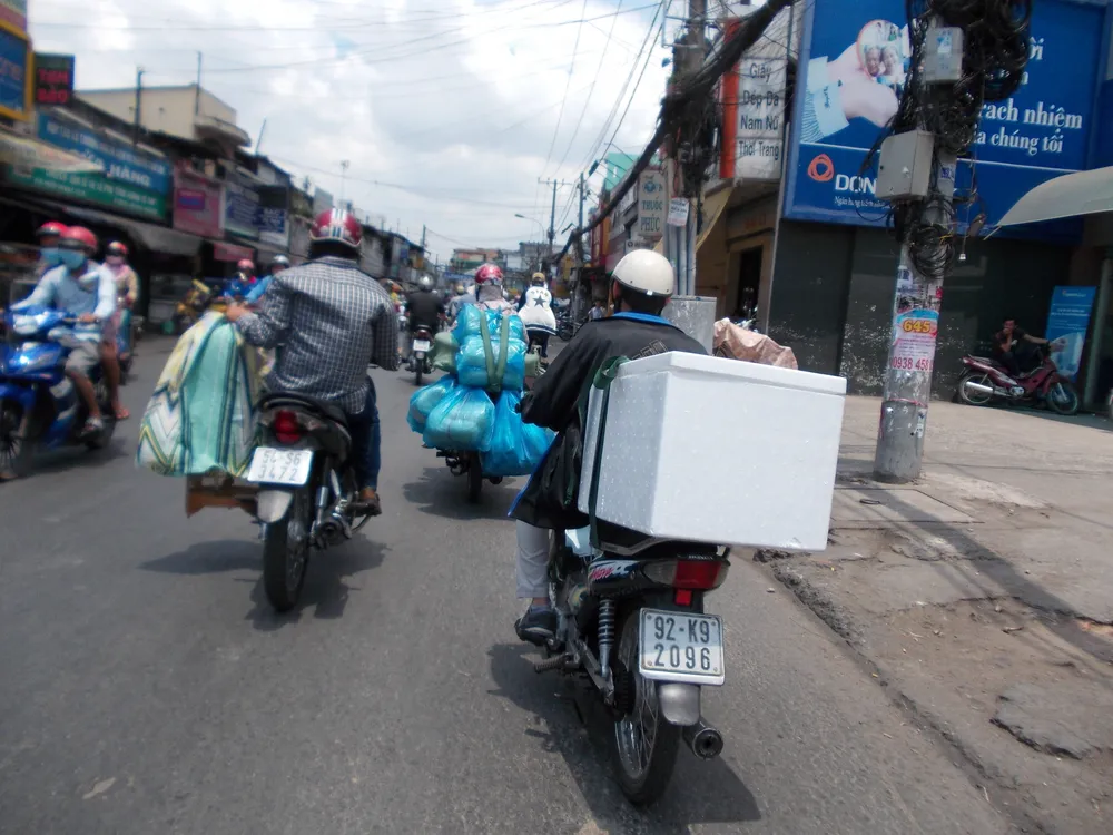 Làm xiếc trên đường, hậu quả khó lường ảnh 2 Làm xiếc trên đường, hậu quả khó lường ảnh 2