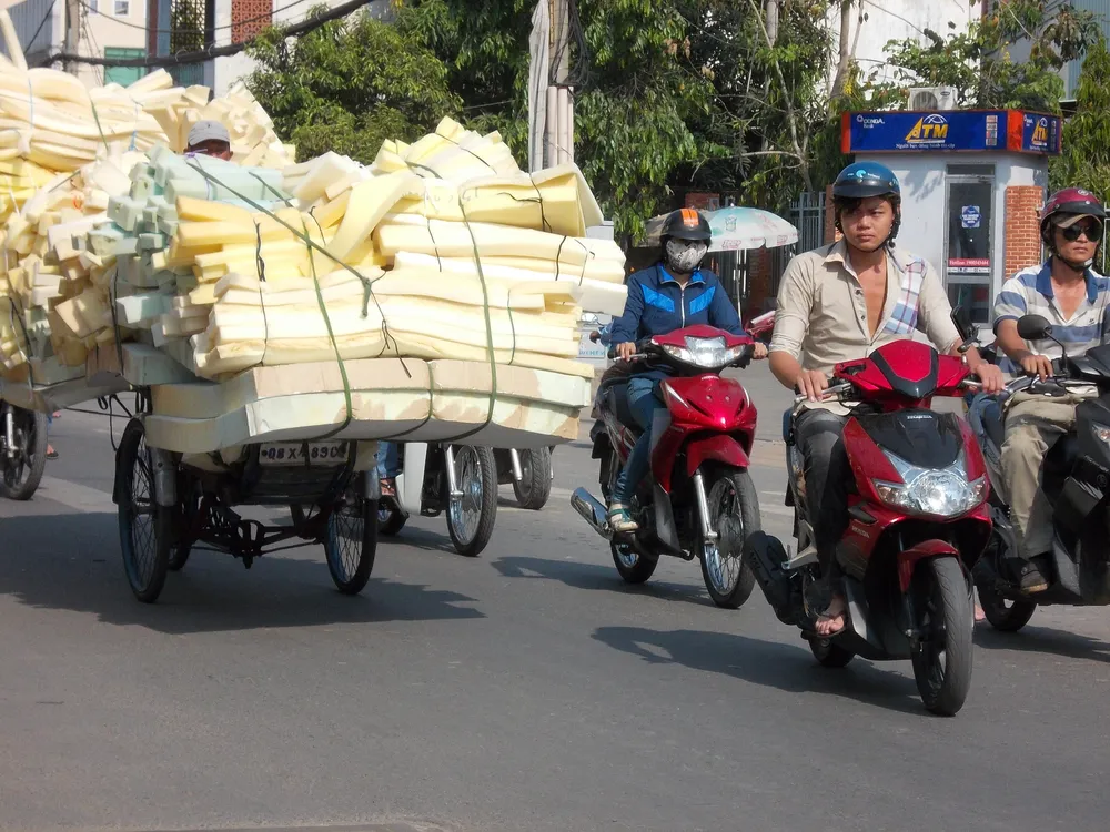 Làm xiếc trên đường, hậu quả khó lường ảnh 4 Làm xiếc trên đường, hậu quả khó lường ảnh 4
