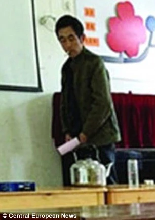 Thầy giáo Gao Chao hành sự... Ảnh: CEN