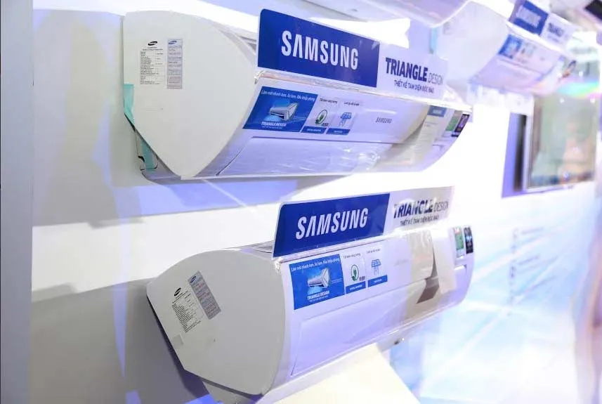 Máy điều hòa thiết kế tam diện giúp làm mát nhanh và tiết kiệm điện năng. Máy điều hòa thiết kế tam diện giúp làm mát nhanh và tiết kiệm điện năng.