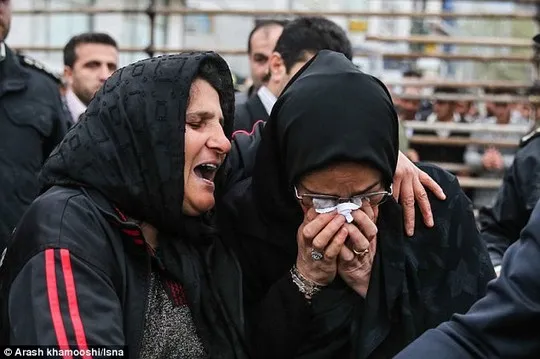 Mẹ thủ phạm an ủi bà Alinejad, người từng mất đi đứa con trai 11 tuổi 4 năm trước. Ảnh: ISNA