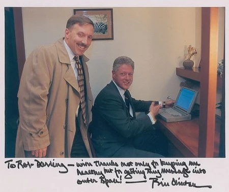 Tổng thống Mỹ Bill Clinton cùng bác sĩ Robert Darling và chiếc laptop được mang bán đấu giá