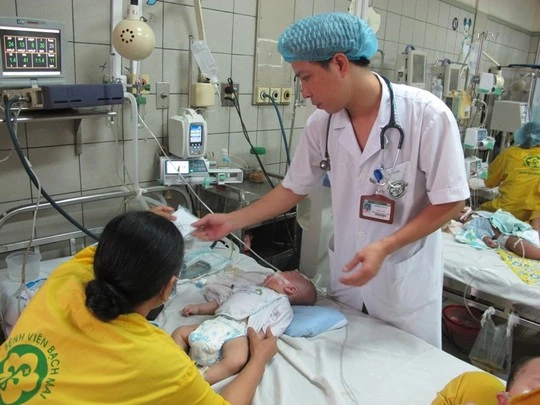 Bác sĩ đang chỉ định điều trị cho bé K.Đ.A