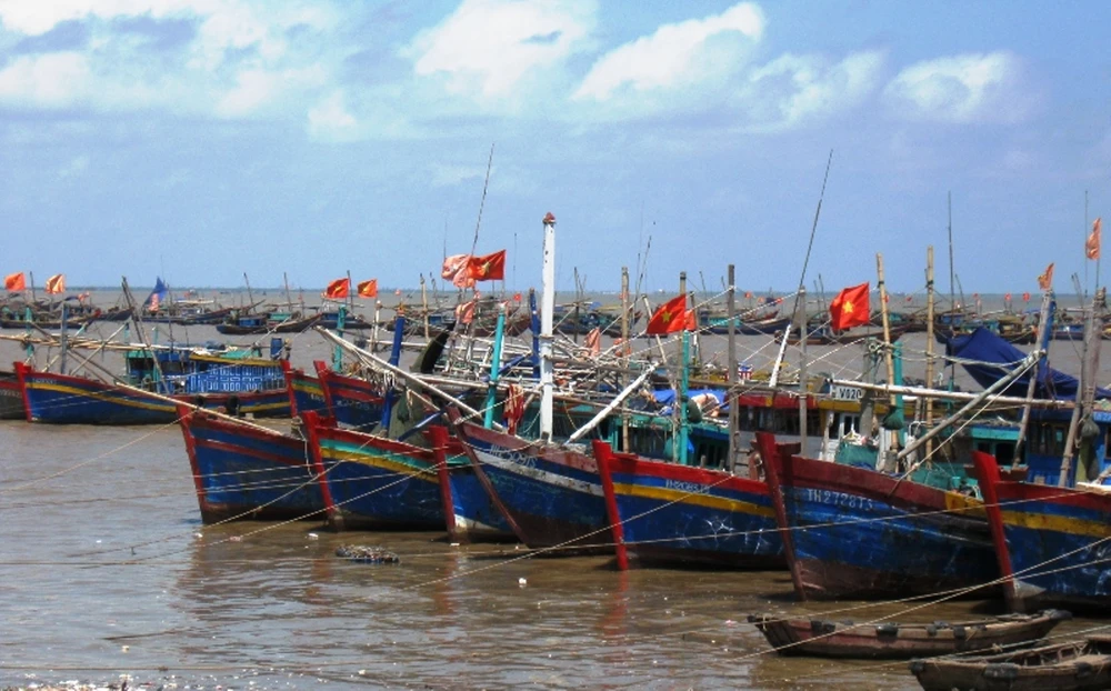 Cứu sống 49 ngư dân bị sóng đánh chìm tàu ảnh 2