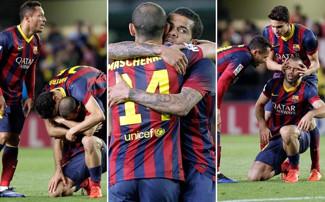 Mascherano đổ sụp xuống sân khóc nức nở ảnh 1