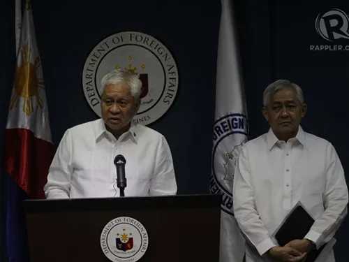 Ngoại trưởng Philippines Albert del Rosario (trái) Ảnh: Rappler Ngoại trưởng Philippines Albert del Rosario (trái) Ảnh: Rappler