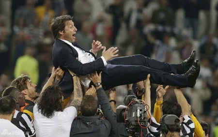 Juventus vỡ òa trong ngày vô địch Serie A ảnh 1 HLV Conte được tung hô như người hùng