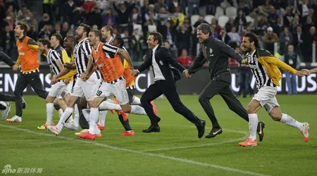Juventus vỡ òa trong ngày vô địch Serie A ảnh 2 Toàn đội Juventus chạy tới tri ân những CĐV