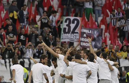 Juventus vỡ òa trong ngày vô địch Serie A ảnh 3 Không khí rộn ràng lan tỏa từ trên khán đài tới mặt sân