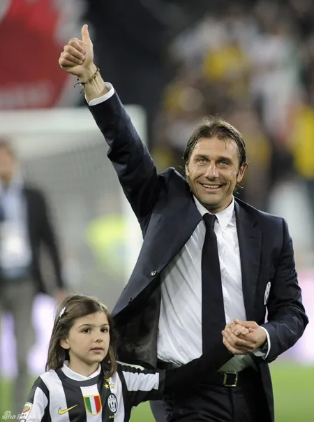 Juventus vỡ òa trong ngày vô địch Serie A ảnh 5 HLV Conte bên con gái