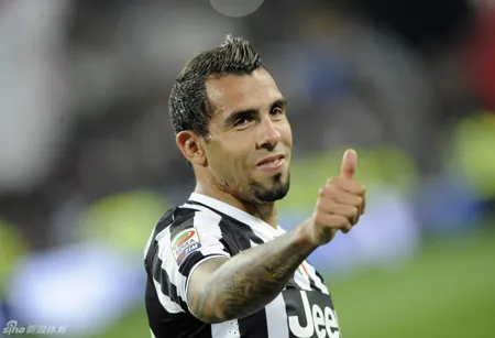 Juventus vỡ òa trong ngày vô địch Serie A ảnh 6 Carlos Tevez ăn mừng chức vô địch Serie A đầu tiên