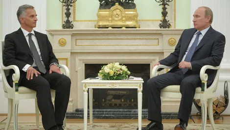 Putin ủng hộ bầu cử tại Ukraine, kêu gọi Kiev chấm dứt chiến dịch quân sự ảnh 1 Tổng thống Nga Putin (phải) và Chủ tịch OSCE Didier Burkhalte trong cuộc gặp ngày 7/5.