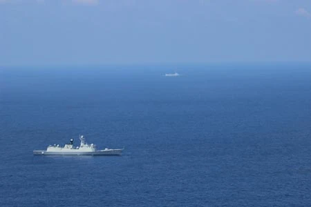 Soái hạm Mỹ đối mặt 2 tàu Trung Quốc trên biển Đông ảnh 1 A photo of the two PLA warships taken by the MH-60 in the South China Sea region on May 5. (Photo/US Navy)