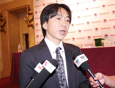 HLV Toshiya Miura: “Đội tuyển Việt Nam sẽ có thành tích tại AFF Cup 2014” ảnh 1 HLV Miura chính thức ký hợp đồng dẫn dắt đội tuyển Việt Nam trong 2 năm, ảnh: Kim Điền
